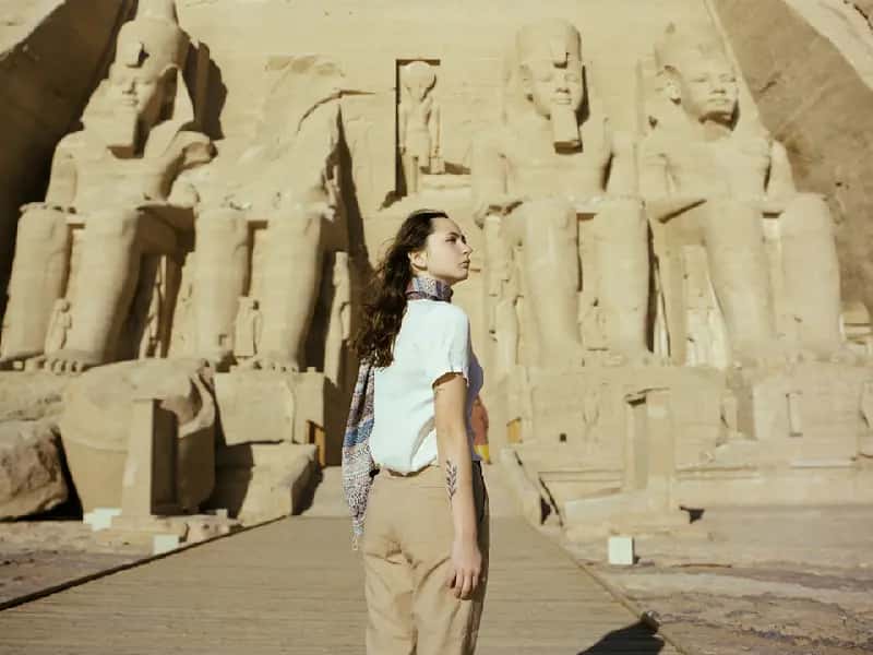 Una donna nel Tempio di Abu simbel, tempio abu simbel Una donna nel Tempio di Abu simbel, tempio abu simbel